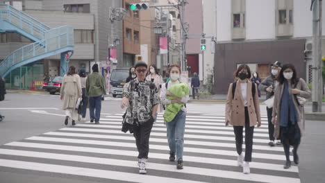 Einheimische-Mit-Medizinischer-Maske-überqueren-Die-Fahrspur-An-Der-Stadtstraße-Von-Tokio-In-Japan