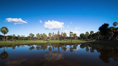 Angkor-Wat-Ohne-Menschen-Während-Covid-19-Mit-Einem-Lebhaften-Polarisierten-Blauen-Himmel-Im-Zeitraffer