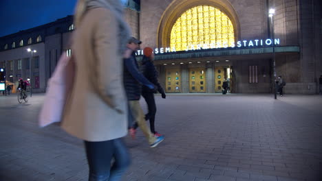 Gente-Caminando-Frente-A-La-Estación-Central-De-Tren-En-Helsinki,-Finlandia