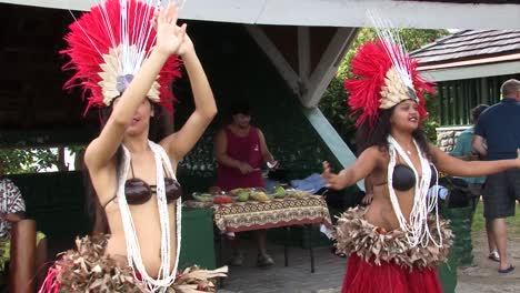 Polynesische-Traditionelle-Tanzgruppe,-Die-Für-Touristen-Auftritt.-Moorea