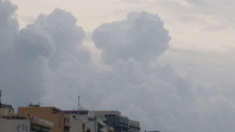 Dunkle-Wolken-Vor-Dem-Sturm-In-Der-Stadt