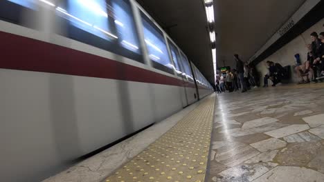 This-video-gives-a-good-look-into-what-using-the-subway-in-Rome-feels-like