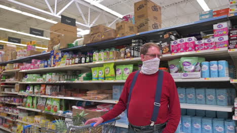 Mann-Mit-Kopftuch-Kauft-Lebensmittel-In-Coos-Bay,-Oregon,-Walmart-Während-Einer-Pandemie-–-Mittlere-Aufnahme