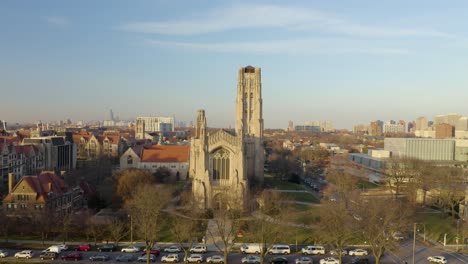 Luftaufnahme,-Campus-Der-Universität-Von-Chicago-Mit-Der-Skyline-Der-Stadt-Im-Hintergrund