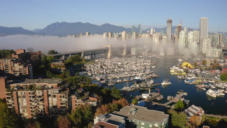 Wunderschöne-Luftaufnahme-Der-Burrard-Street-Bridge-Und-Des-False-Creek-In-Der-Innenstadt-Von-Vancouver