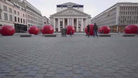 Gigantescas-Esferas-Rojas-En-El-Muntplein-De-Bruselas-En-El-Teatro-Real-De-La-Monnaie
