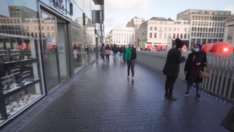 Spaziergang-Auf-Einem-Gepflasterten-Weg-Am-Place-De-La-Monnaie-Mit-Menschen,-Die-Inmitten-Der-Coronavirus-Pandemie-In-Brüssel,-Belgien,-Herumlaufen-–-POV,-Handaufnahme