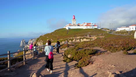 Touristen-Besuchen-Den-Leuchtturm-Am-Cabo-Da-Roca-In-Sintra,-Portugal