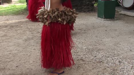 Bailarina-Joven-Polinesia-Realizando-Una-Danza-Tradicional