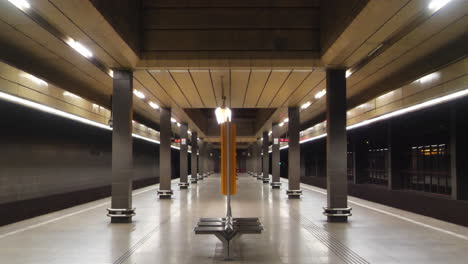 Unheimliche-Leere-U-Bahn-Station-Während-Der-Zeitlupe-Der-Covid-19-Viruspandemie