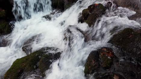 Nahaufnahme-Eines-Wasserfalls-Und-Felsen-Am-Falls-Creek-Im-Chugach-State-Park-In-Der-Nähe-Von-Anchorage,-Alaska