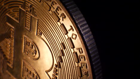Nahaufnahme-Einer-Schleifenaufnahme-Einer-Digitalen-Peer-to-Peer-Kryptowährung-Bitcoin-Mit-Platz-Für-Titel-Und-Platz-Für-Krypto-Kopien