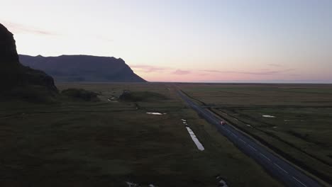 Coche-En-Islandia-Durante-El-Amanecer