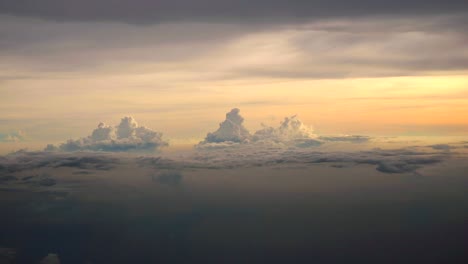 Luftaufnahme-Des-Dunkelgoldenen-Himmels-Am-Frühen-Morgen