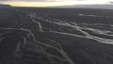 Atemberaubende-Luftaufnahme-Von-Gletscherflüssen-In-Island