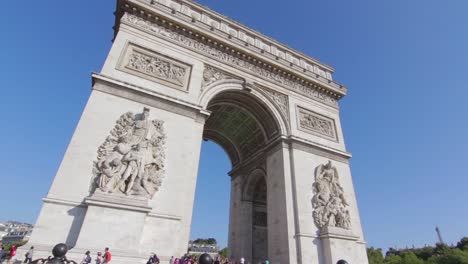 Wide-angle-view-of-the-Arch-of-Triumph-in-Paris,-France,-with-people-on-a-sunny-day