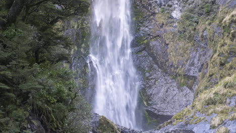 Waterfall-crashing-down-rocky-cliff-face-in-New-Zealand