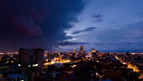 Paisaje-Urbano-De-Phnom-Penh---Día-A-Noche-Con-Tormenta-Eléctrica