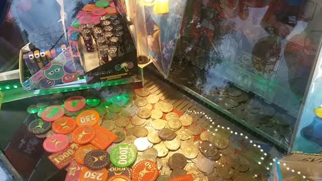 Die-Chips-Leuchten-Im-Spielautomaten-Hinter-Der-Glasscheibe