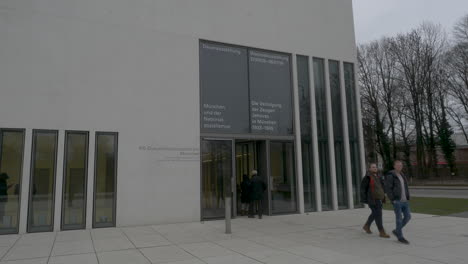 Menschen-Betreten-Und-Verlassen-Das-Nationalsozialismus-Dokumentationszentrum-In-München
