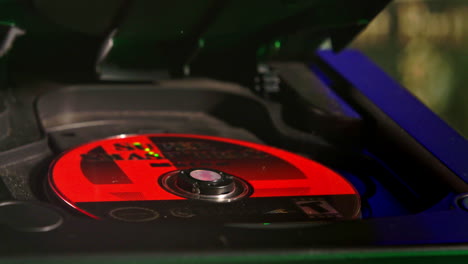 Aufklappbare-Oberseite-Des-Nintendo-Gamecube-Mit-Disc-Im-Inneren-Und-Farbeffektschieber-Nach-Links