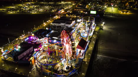 Zeitraffer-Eines-Karnevals-Und-Jahrmarkts-Am-Santa-Monica-Pier-Während-Der-Nacht