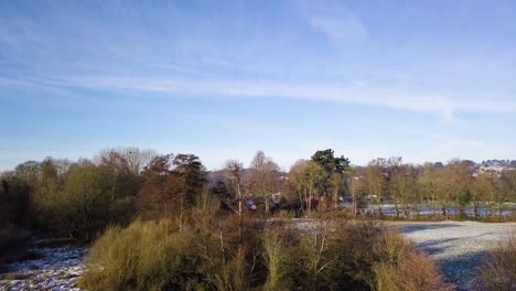 Aufsteigende-Luftaufnahme-Der-Englischen-Landschaft-An-Einem-Wintermorgen