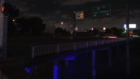 Nachtzeitraffer-Des-Verkehrs-Beim-Einfahren-In-Die-Autobahn-Mit-San-Antonio-Schild