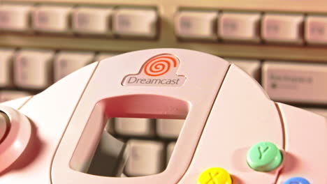 Sega-Dreamcast-Controller-Und-Konsole-Mit-Tastatur-Im-Hintergrund-Nach-Links-Schieben