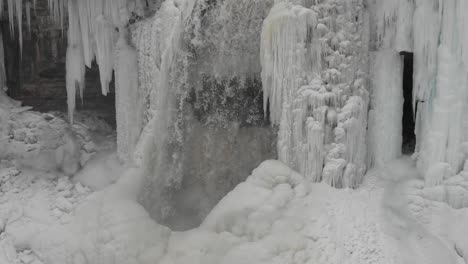 frozen-waterfall-in-Minnesota