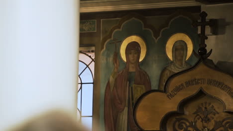 Atemberaubende-Ikonographie-An-Der-Wand-Einer-Orthodoxen-Kathedrale