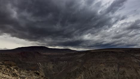 Stationärer-Zeitraffer-Dunkler-Gewitterwolken-über-Einer-Schlucht-Von-Einem-Aussichtspunkt-Im-Death-Valley