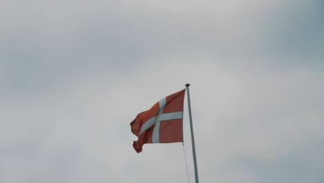 Bandera-Danesa-Ondea-En-El-Viento-En-Ligera-Cámara-Lenta