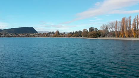 Luftdrohne-Schöner-Blauer-See-Und-Himmel-Im-Lake-Wanaka,-Neuseeland-Im-Herbst