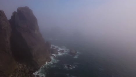 Luftaufnahme:-Langsames-Vorbeifahren-An-Einer-In-Nebel-Gehüllten-Felsformation-An-Der-Küste-Oregons