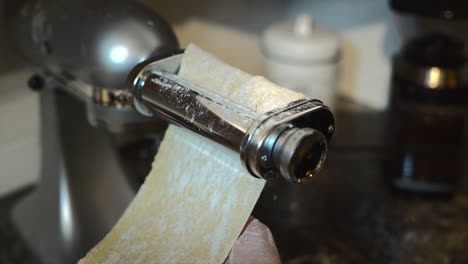 Using-pasta-maching,-rolling-pasta-flat-with-machine-kitchen-aid