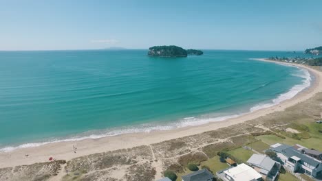 Luftdrohnenaufnahme-Eines-Wohngebiets-An-Der-Küste-Neuseelands,-Bevor-Man-Auf-Das-Wunderschöne-Blaue-Meer-Trifft
