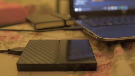 Kleine-Externe-USB-Festplatte,-Die-An-Einen-Laptop-Angeschlossen-Ist,-Der-Von-Einem-Unternehmer-Verwendet-Wird