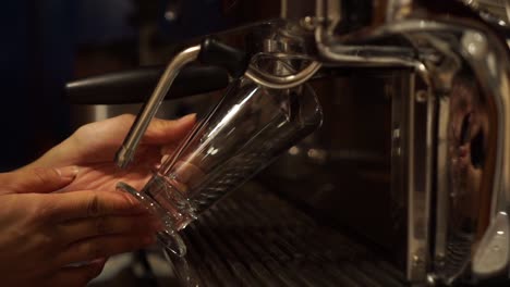 Kaffeemaschine-Bereitet-Espresso-In-Langem-Glaskaffee-Zu---Nahaufnahme