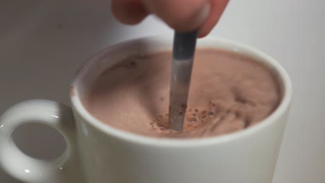 Eine-Tasse-Heiße-Schokolade-Umrühren