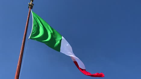 Italienische-Flagge-Weht-Im-Wind