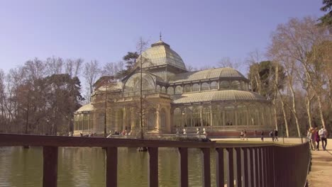 Palacio-De-Cristal,-The-Famous-Crystal-House-In-Parque-De-Buen-Retiro,-Madrid,-Cinematic-Reveal