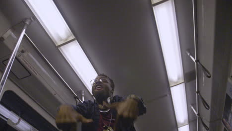 Hombre-Afroamericano-Bailando-En-Un-Metro-En-Cámara-Lenta