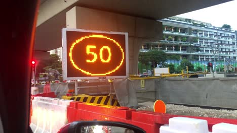Señalización-De-Obras-Viales-Tomada-En-Un-Día-Lluvioso-En-Singapur