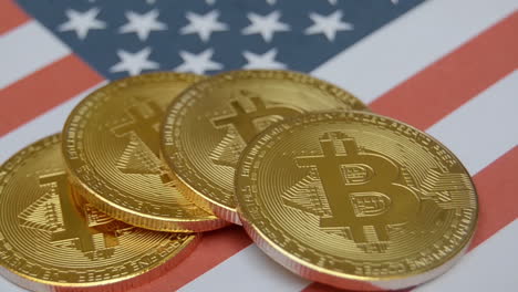Schwenken-Sie-über-Die-Physische-Version-Von-Bitcoins-Auf-Der-US-Flagge-–-Kryptowährungskonzept