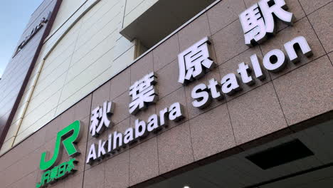 Ein-Nahaufnahme-Namensschild-Des-Bahnhofs-Akihabara