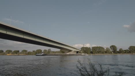 Bewegende-Schiffe-Unter-Der-Zoobrücke-In-Köln,-Deutschland-Im-Sommer