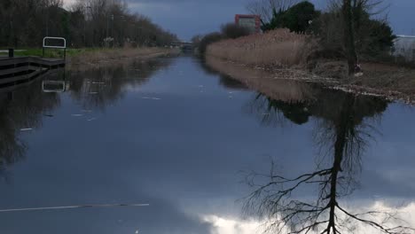 Canal-Grande-An-Bewölktem-Tag,-Dublin,-Irland