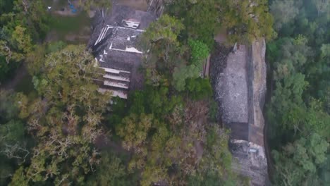 Cámara-Lenta-Aérea:-Toma-Aérea-De-Todo-El-Sitio-Arqueológico-Maya-En-Las-Ruinas-De-Copan,-Honduras