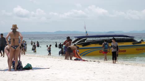 Reisende-Reisen-Mit-Dem-Boot-Auf-Die-Insel,-Um-Die-Schönheit-Und-Das-Sonnenbaden-Am-Strand-Mit-Einem-Langen-Strand-Zu-Sehen,-Der-Zum-Schwimmen-In-Krabi-In-Thailand-Geeignet-Ist